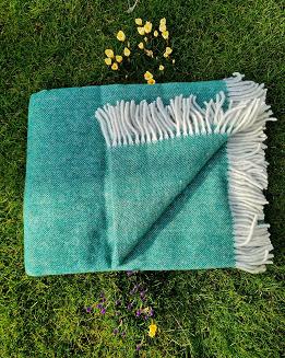 Koc wełniany z frędzlami 160x200 diagonalny szmaragdowy