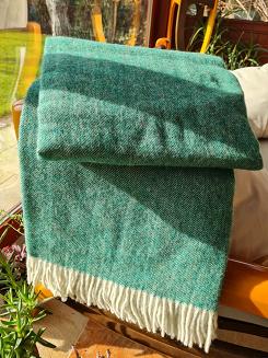 Koc wełniany z frędzlami 160x200 diagonalny szmaragdowy