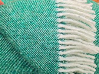 Koc wełniany z frędzlami 160x200 diagonalny szmaragdowy