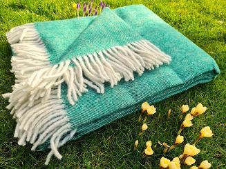 Koc wełniany z frędzlami 160x200 diagonalny szmaragdowy