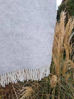 Koc wełniany jagnięcy z frędzlami 150x200 gładki jasny popiel