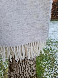 Koc wełniany jagnięcy z frędzlami 150x200 gładki jasny popiel