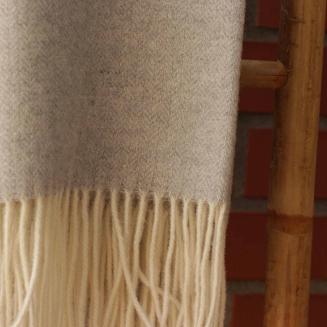 Koc wełniany z frędzlami 140x200 kaszmir jodełka szary