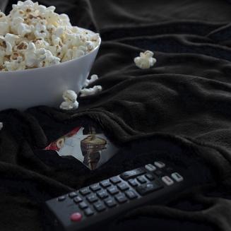 Koc narzuta BINGIE 150x180 czarny z rękawami TV