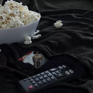 Koc narzuta BINGIE 150x180 czarny z rękawami TV