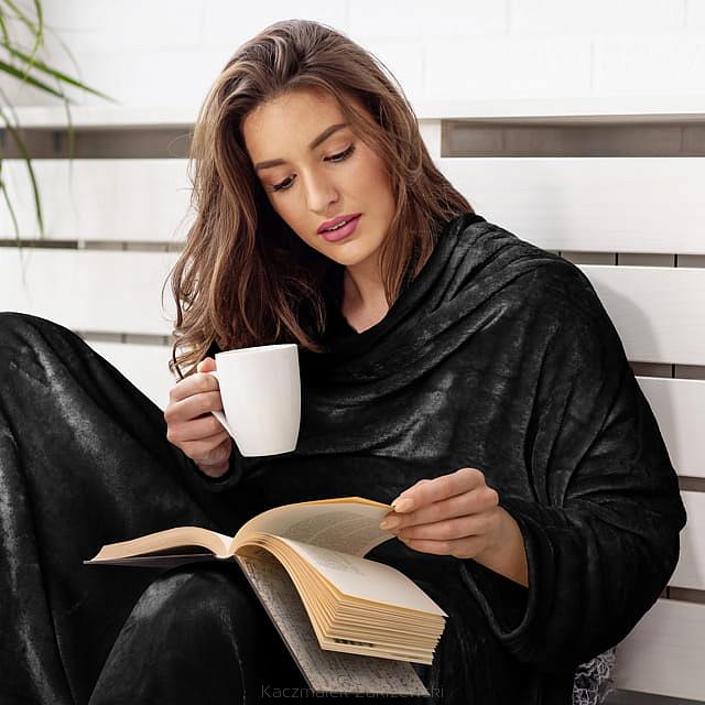 Koc narzuta BINGIE 150x180 czarny z rękawami TV