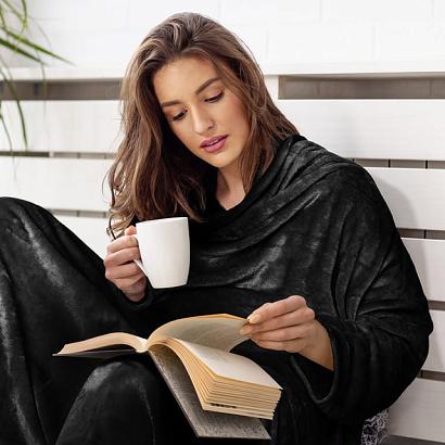 Koc narzuta BINGIE 150x180 czarny z rękawami TV