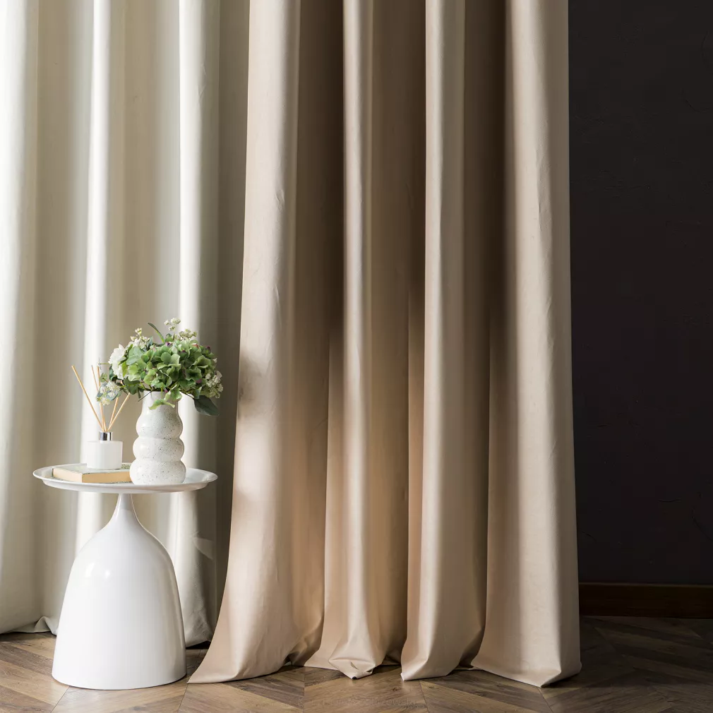 Zasłona gotowa na przelotkach BLACKOUT VELVET 140x240 jasnobeżowa