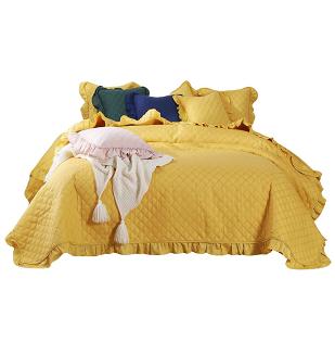 Narzuta dekoracyjna RUFFY 240x220 pikowana z falbanką musztardowa