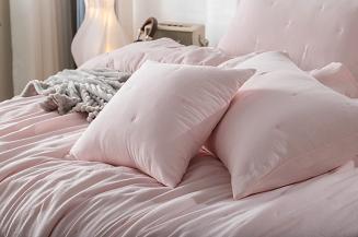 Narzuta dekoracyjna fakturowana Dotta 160x220 pudrowa z haftem kropek