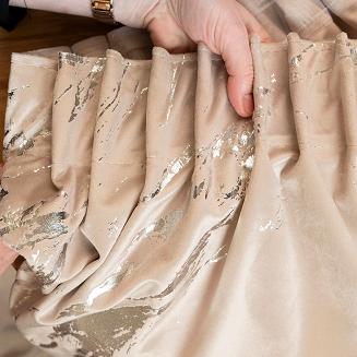 Zasłona gotowa na taśmie MARMA 140x250 jasnobeżowa ze srebrnym nadrukiem