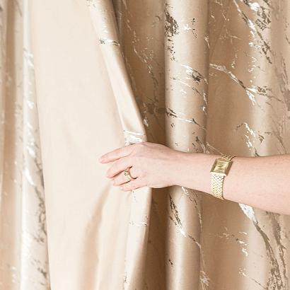 Zasłona gotowa na taśmie MARMA 140x250 jasnobeżowa ze srebrnym nadrukiem