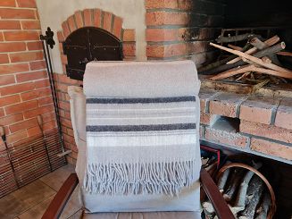 Koc wełniany z frędzlami 160x200 stalowy czarny w pasy