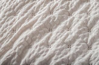 Narzuta dekoracyjna karbowana struktura Amour 160x220 kaszmirowa z falbanką i pikowaniem