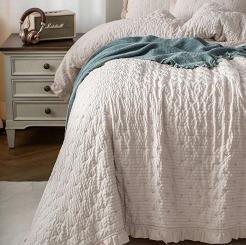 Narzuta dekoracyjna karbowana struktura Amour 160x220 kaszmirowa z falbanką i pikowaniem
