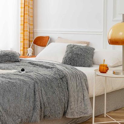 Koc narzuta na łóżko YETI 150x200 włochacz o strukturze futra szary