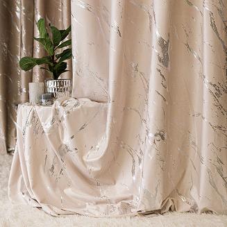 Zasłona gotowa na taśmie MARMA 140x250 kremowa ze srebrnym nadrukiem