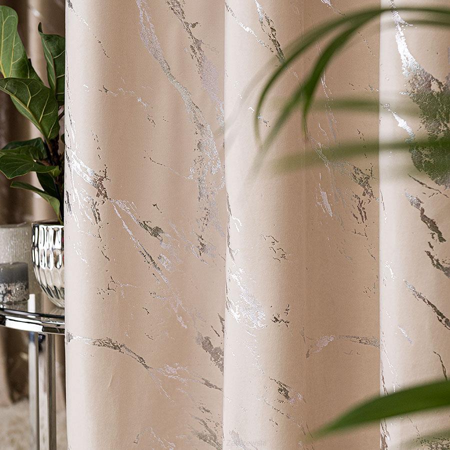 Zasłona gotowa na taśmie MARMA 140x250 kremowa ze srebrnym nadrukiem