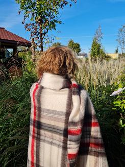 Koc wełniany z frędzlami 155x205 mała krata czerwona ekri brązowa