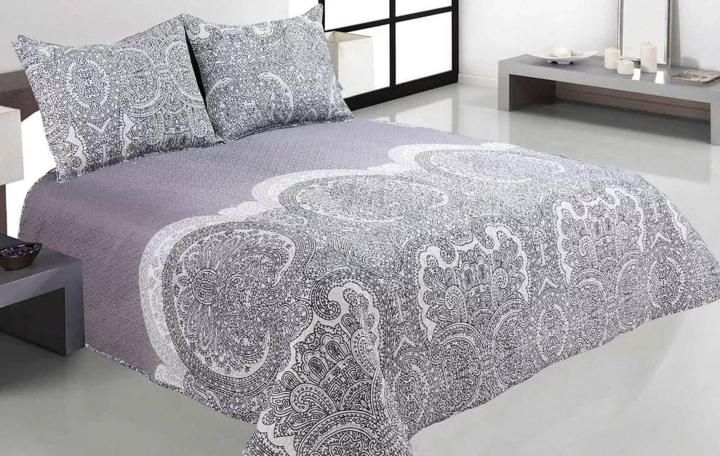 Narzuta dekoracyjna LACE 220x240 pikowana wrzosowa ornament