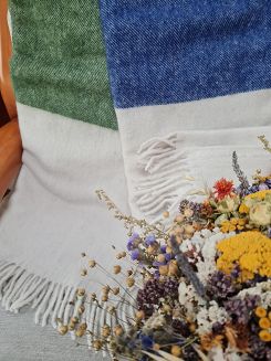 Koc wełniany z frędzlami 160x200 pasy kremowy zielony granatowy