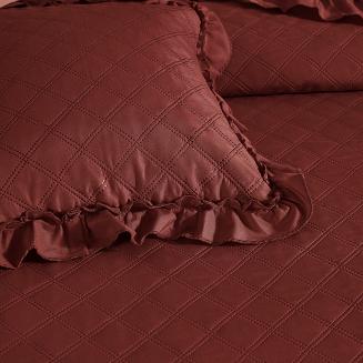 Narzuta dekoracyjna RUFFY 240x220 pikowana z falbanką bordowa