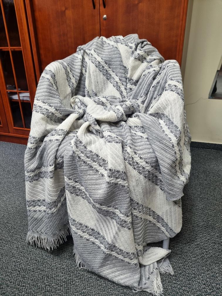 Komplet dekoracyjny narzuta 170x205 + 2x 60x170 srebrna krata z szarym paskiem