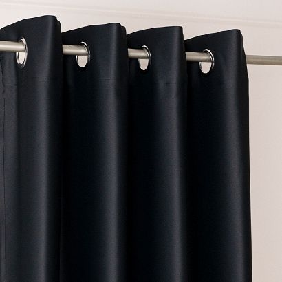 Zasłona gotowa typu blackout na przelotkach DONA 140x250 czarna