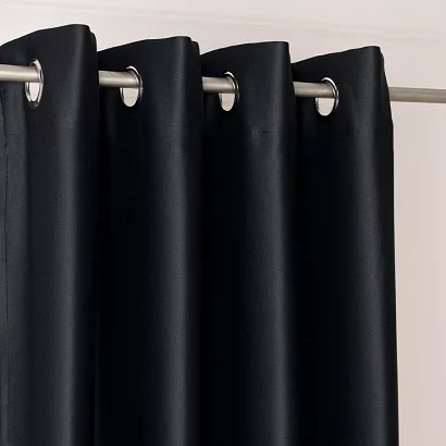 Zasłona gotowa typu blackout na przelotkach DONA 140x250 czarna