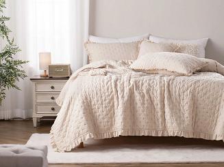 Narzuta dekoracyjna karbowana struktura Amour 240x260 beżowa z falbanką i pikowaniem