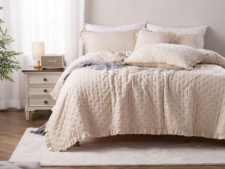 Narzuta dekoracyjna karbowana struktura Amour 240x260 beżowa z falbanką i pikowaniem