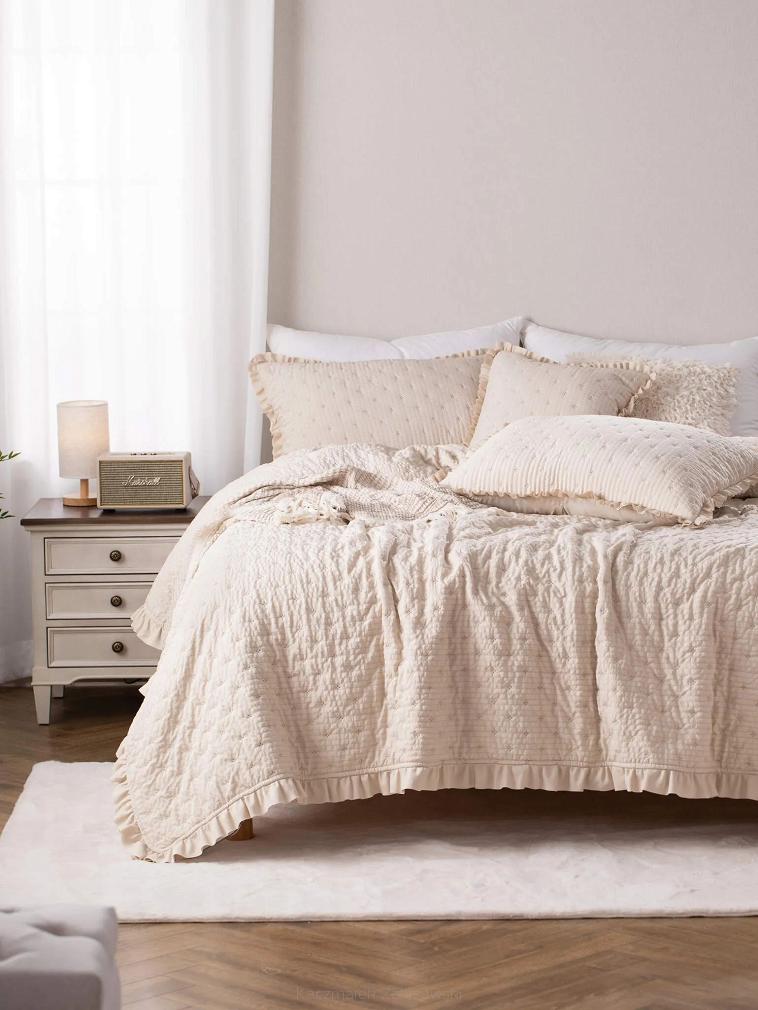 Narzuta dekoracyjna karbowana struktura Amour 240x260 beżowa z falbanką i pikowaniem
