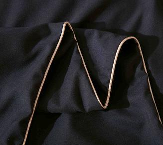 Pościel Queen 220x200 czarna ze złotą lamówką bizą