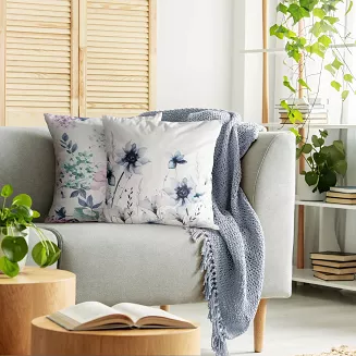 Poszewka dekoracyjna MINK 45x45 Eurofirany biała z nadrukiem granatowych letnich kwiatów