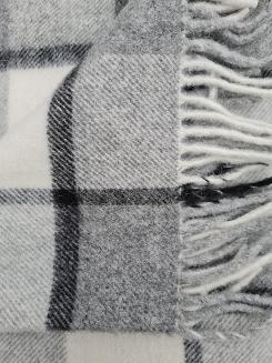 Koc wełniany z frędzlami 160x200 kremowy szary w kratę