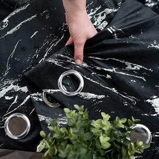 Zasłona gotowa na przelotkach MARMA 140x250 czarna ze srebrnym nadrukiem