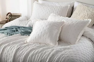 Narzuta dekoracyjna karbowana struktura Amour 240x220 biała z falbanką i pikowaniem
