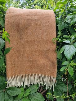 Koc wełniany jednobarwny 155x205 toffi z jasnymi frędzlami