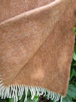 Koc wełniany jednobarwny 155x205 toffi z jasnymi frędzlami