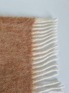 Koc wełniany jednobarwny 155x205 toffi z jasnymi frędzlami