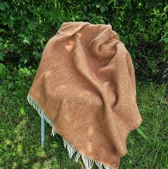 Koc wełniany jednobarwny 155x205 toffi z jasnymi frędzlami