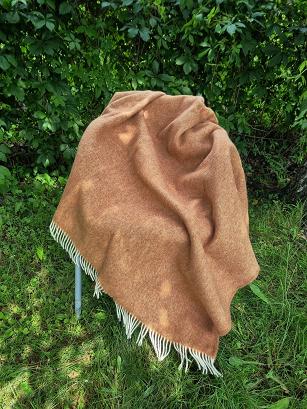 Koc wełniany jednobarwny 155x205 toffi z jasnymi frędzlami