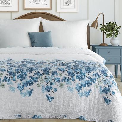 Narzuta dekoracyjna NOA 220x240 biała niebieska falbana na brzegach kwiatki niezapominajki