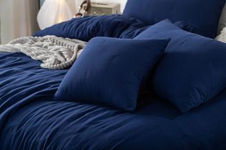 Narzuta dekoracyjna fakturowana Dotta 140x200 szafirowa z haftem kropek