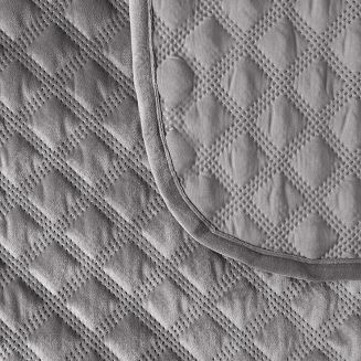 Narzuta dekoracyjna VELVI 170x210 pikowana w geometryczny wzór jasnoszara