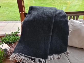 Koc wełniany jednobarwny z frędzlami czarny