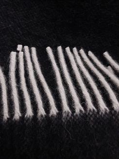 Koc wełniany jednobarwny z frędzlami czarny