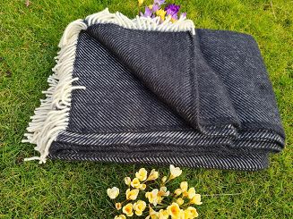 Koc z wełny nowozelandzkiej MAGDA 150x200 diagonalny czarny