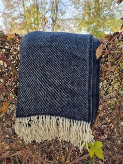 Koc z wełny nowozelandzkiej MAGDA 150x200 diagonalny czarny