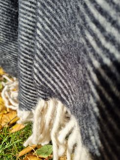 Koc z wełny nowozelandzkiej MAGDA 150x200 diagonalny czarny